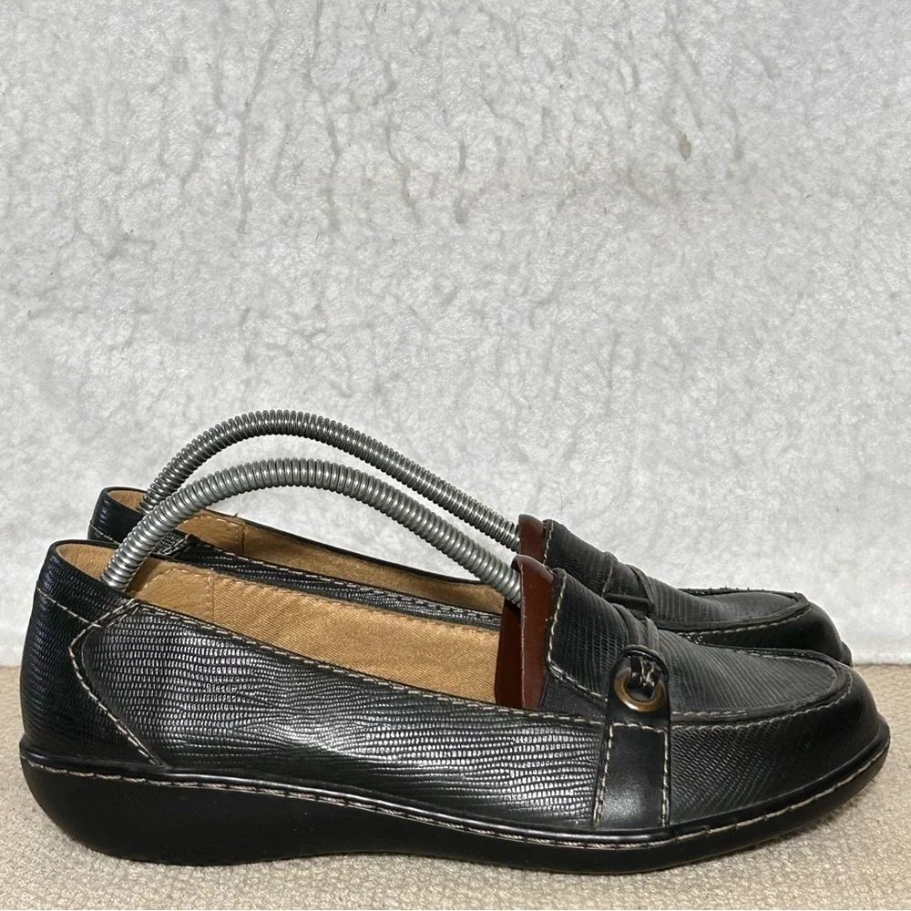 Clarks Womens Black Cora Daisy Leather Slip On Casual Loafers Shoes SZ 8M NWOT